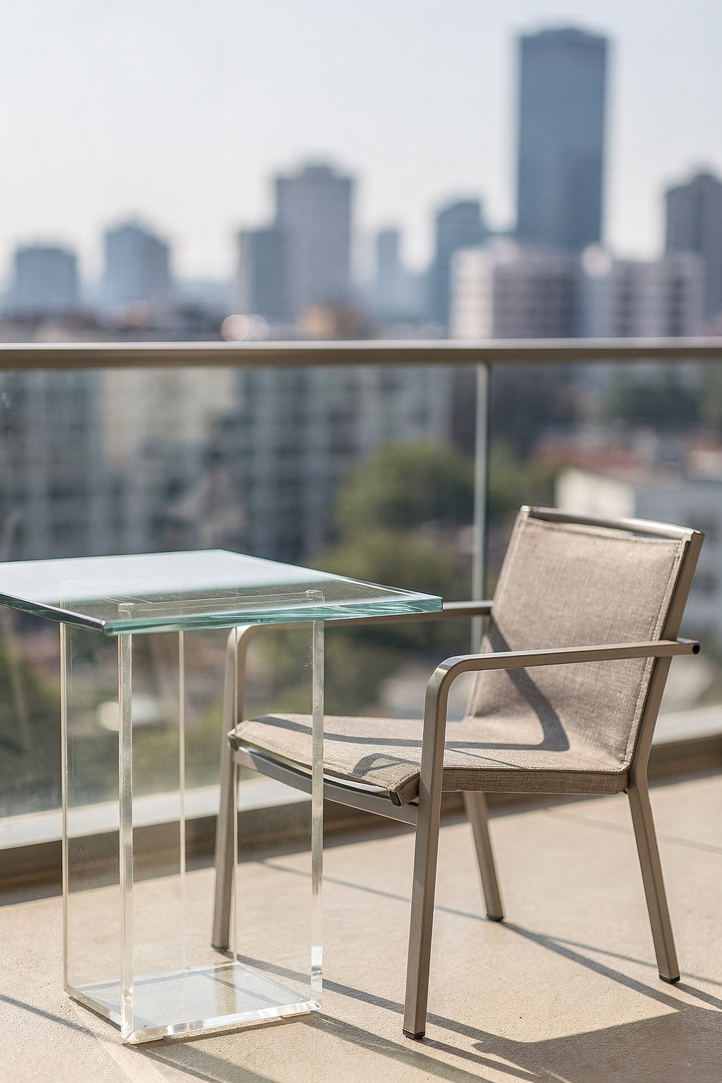 Kleiner Balkon optisch größer machen