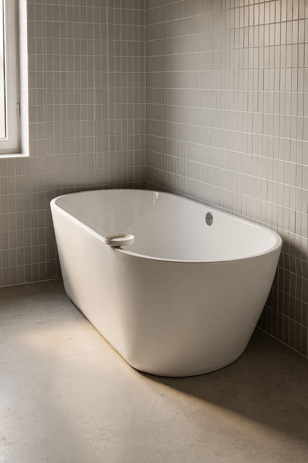 Eckaufstellung einer freistehenden Badewanne im kleinen Bad spart Platz und wirkt elegant.
