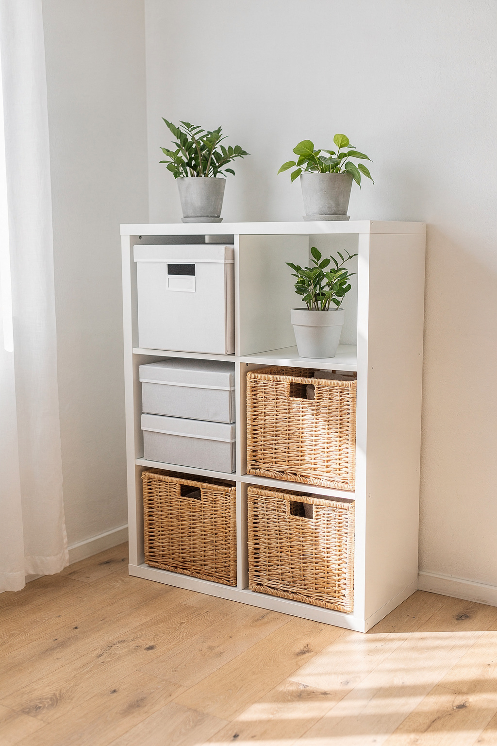 Ein IKEA Aufbewahrungsregal mit Körben und Pflanzen in einer hellen Wohnung.