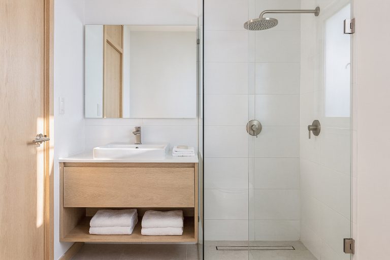 Kleines Bad mit Dusche: 8 Ideen, die wirklich Platz schaffen