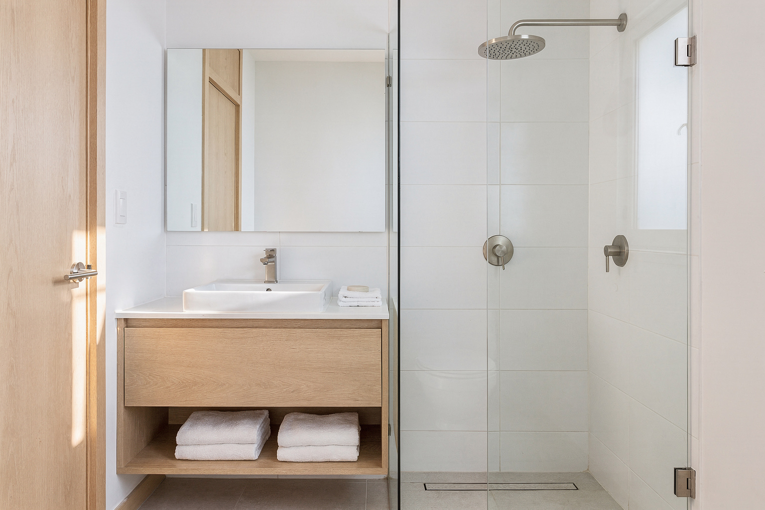 Kleines Bad mit Dusche: 8 Ideen, die wirklich Platz schaffen