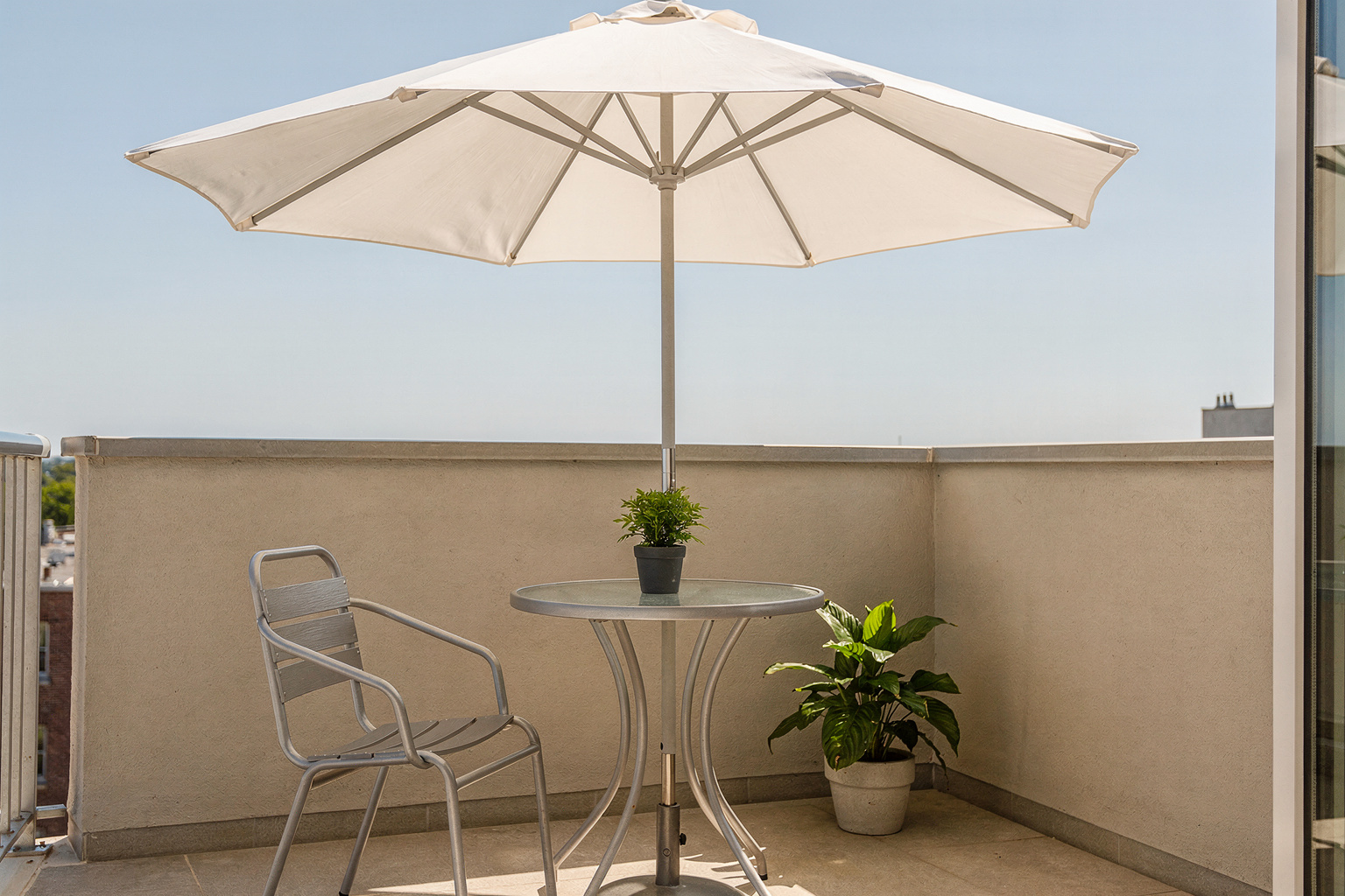 Kleiner Sonnenschirm fürs Balkon: So findest du den richtigen