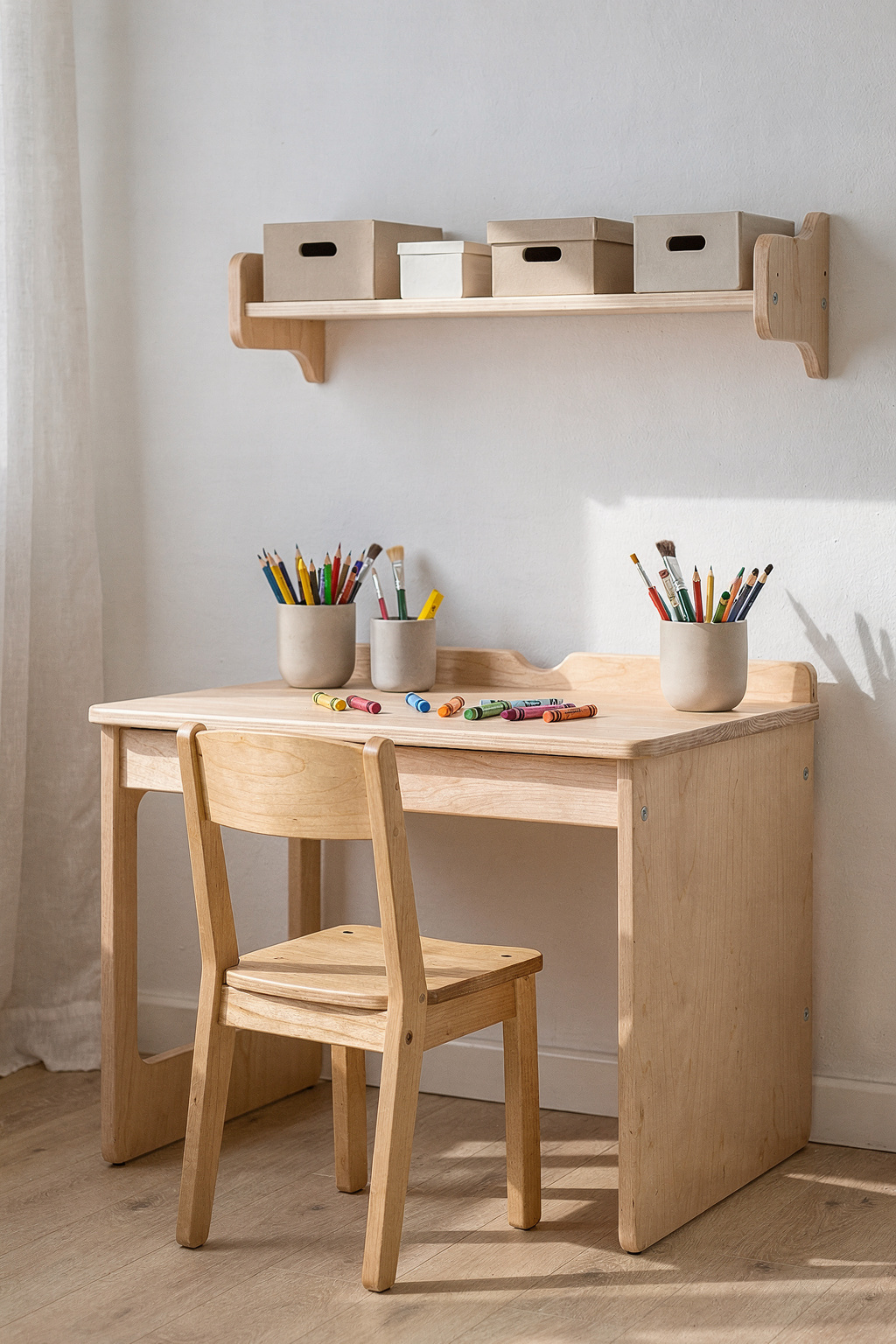 Eine kleine Malecke im Kinderzimmer mit einem niedrigen Holztisch, bunten Stiften in Bechern und einem Regal an der Wand.