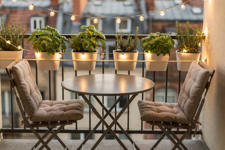 8 Ideen für deinen schmalen Balkon – so wird er gemütlich