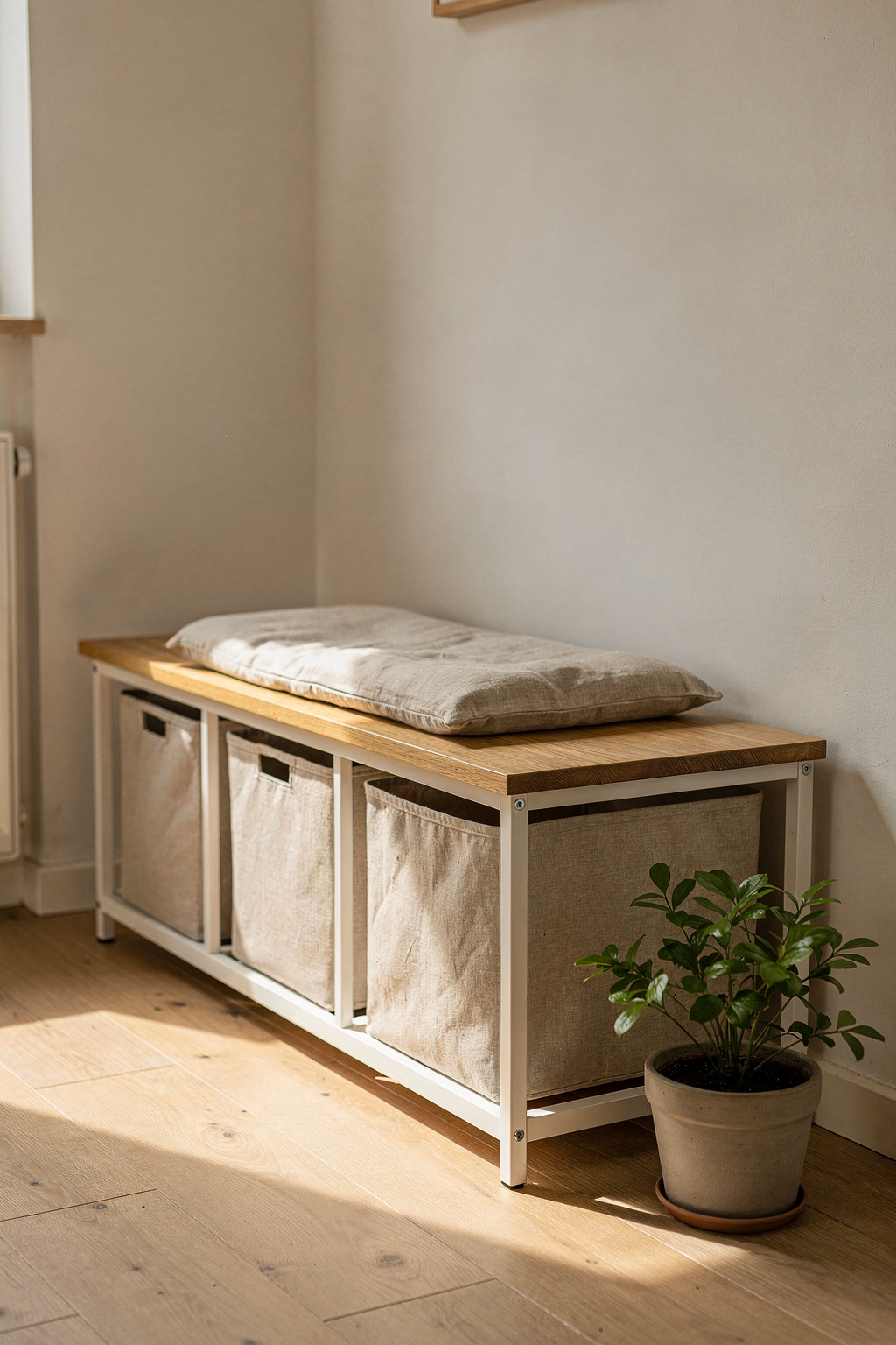 Eine IKEA TROFAST Einheit als Sitzbank mit Stauraum, kombiniert mit einem selbst gebauten Holzaufsatz und Kissen.