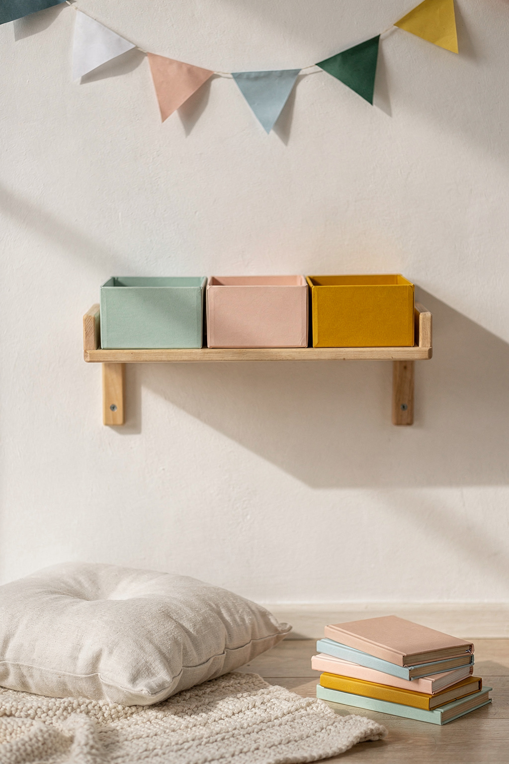 Günstige Deko im Kinderzimmer: selbst gebastelter Wandschmuck und einfache Aufbewahrungskörbe.