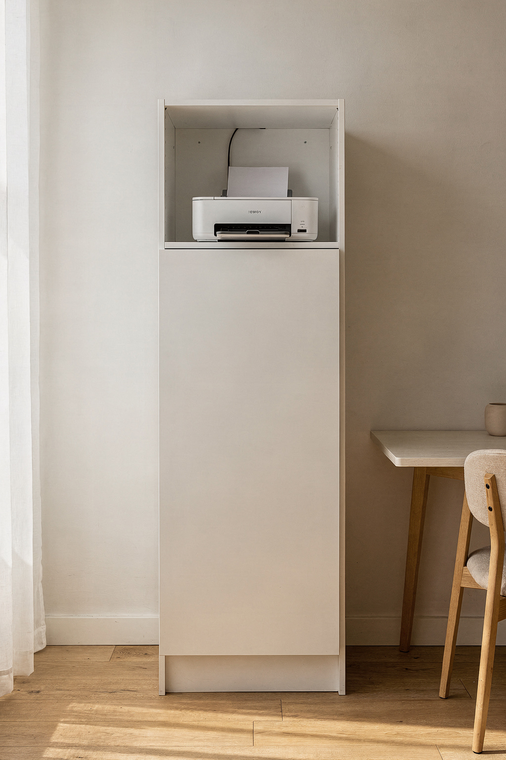 Ein schmaler Schrank mit verstecktem Drucker und Kabelmanagement im modernen Homeoffice.