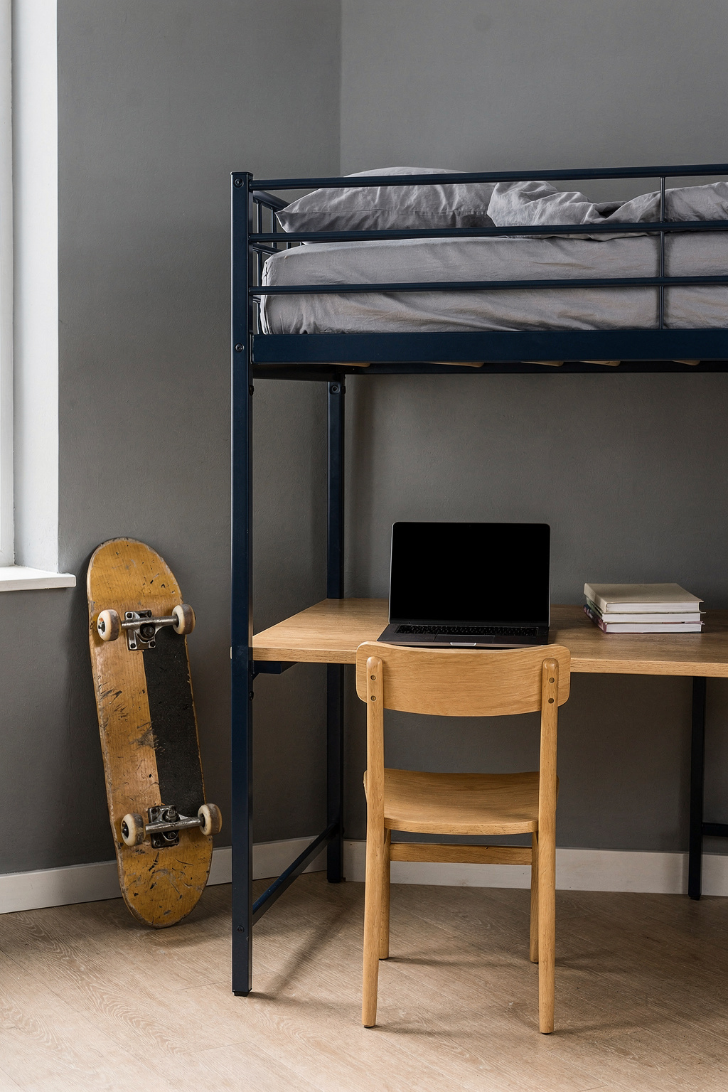 Ein Jugendzimmer für Jungs mit IKEA Hochbett und Schreibtisch darunter in Navy und Grau.