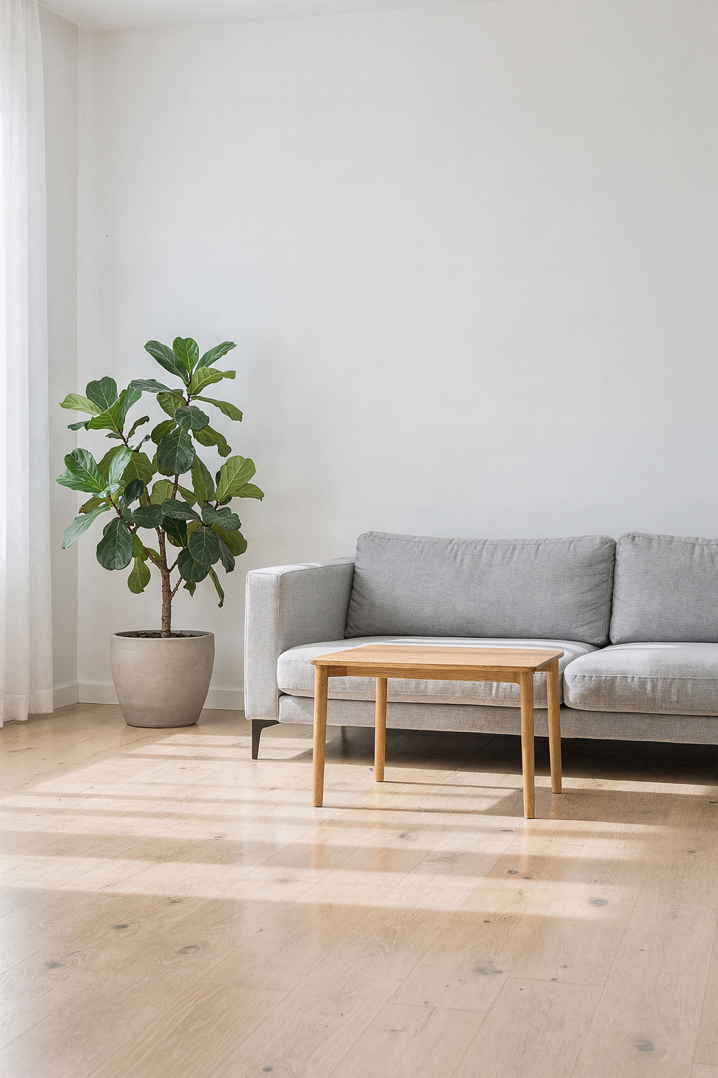 Ein minimalistisch eingerichtetes Wohnzimmer mit wenigen, bewusst gewählten Möbeln und viel freiem Raum.