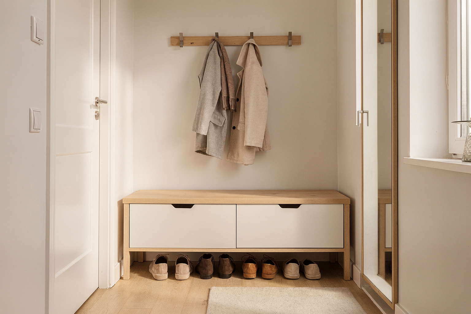 8 Sitzbank-Garderobe-Ideen für den kleinen Flur