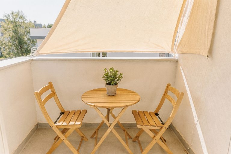 Sonnensegel für kleinen Balkon: So befestigst du es richtig